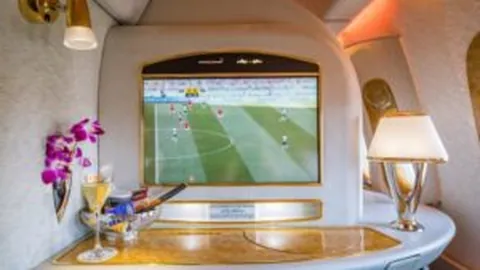 “郑钦文2025澳网首战获胜，萨巴伦卡瞄准女单三连霸，德约科维奇力追百冠，《环球时报》报道”